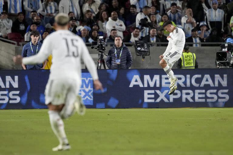 Manfred Ugalde festeja tras convertir el gol de Costa Rica ante Argentina, en Los Ángeles