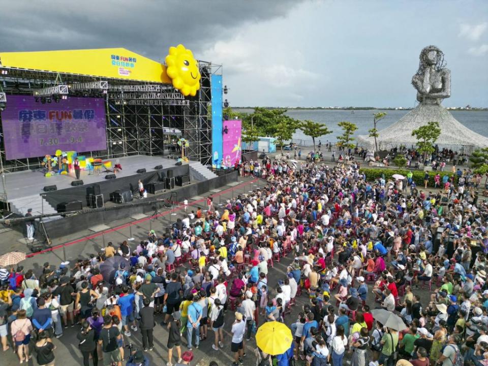 ２０１９台灣燈會人氣景點「海之女神」仍然屹立，在屏東Ｆｕｎ暑假夏日狂歡祭現場仍受到遊客歡迎。（記者鄭伯勝攝）