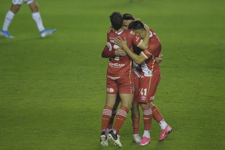 El festejo de Argentinos: le ganó al Lobo en cancha de Banfield y ya está entre los ocho mejores de la Copa Argentina