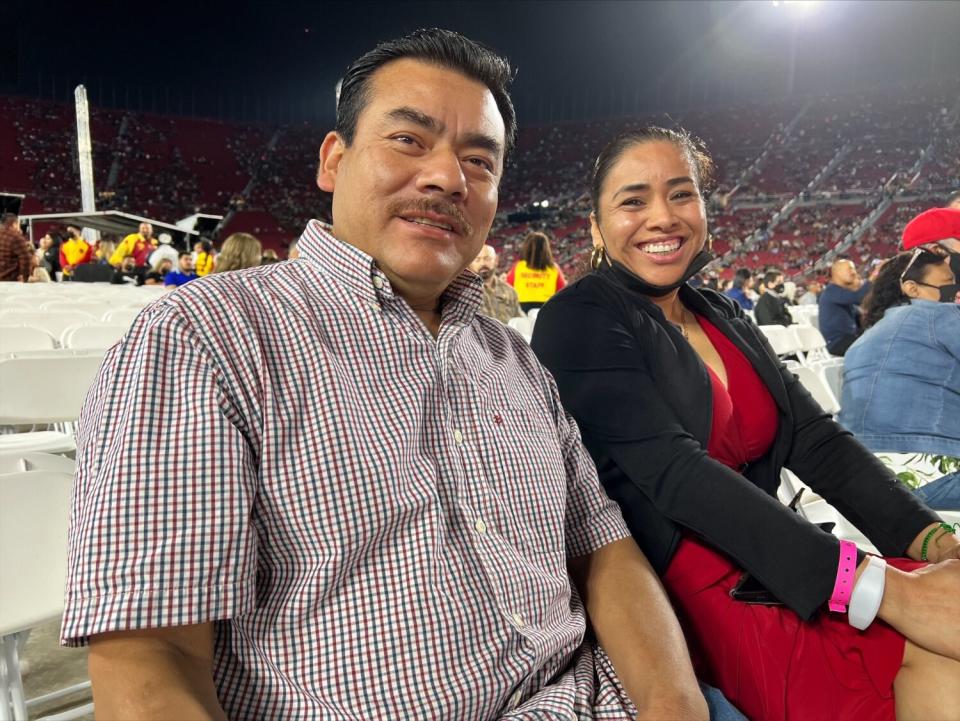 Rufino y María no pudieron ver a Los Bukis en el SoFi Stadium el año pasado