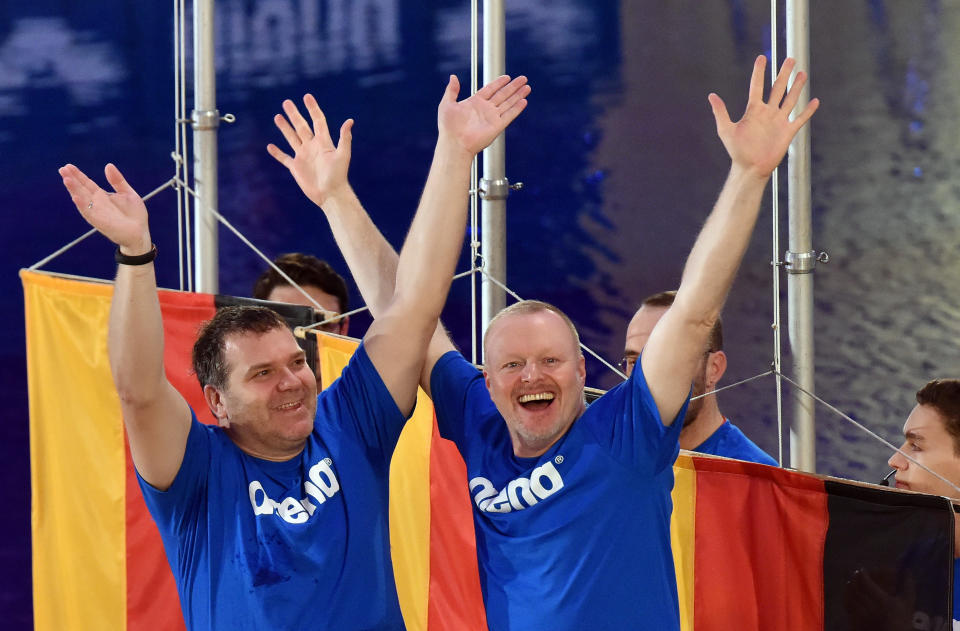 Stefan Raab und sein Kollege Elton (links) 2015 in der Show “TV total Turmspringen”. (Bild: Getty Images)