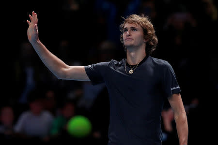 El joven tenista alemán Alexander Zverev celebra tras ganarle la semifinal del ATP Finals al veterano suizo Roger Federer en Londres, el 17 de noviembre del 2018. Action Images via Reuters/Andrew Couldridge