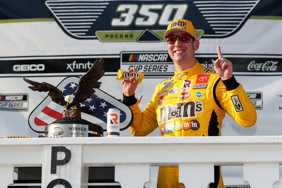 27 de junio de 2021;  Long Pond, Pensilvania, Estados Unidos;  El piloto de la NASCAR Cup Series, Kyle Busch (18), celebra en el carril de la victoria después de ganar la Explore the Pocono Mountains 350 en Pocono Raceway.  Crédito obligatorio: Matthew OHaren-USA TODAY Sports