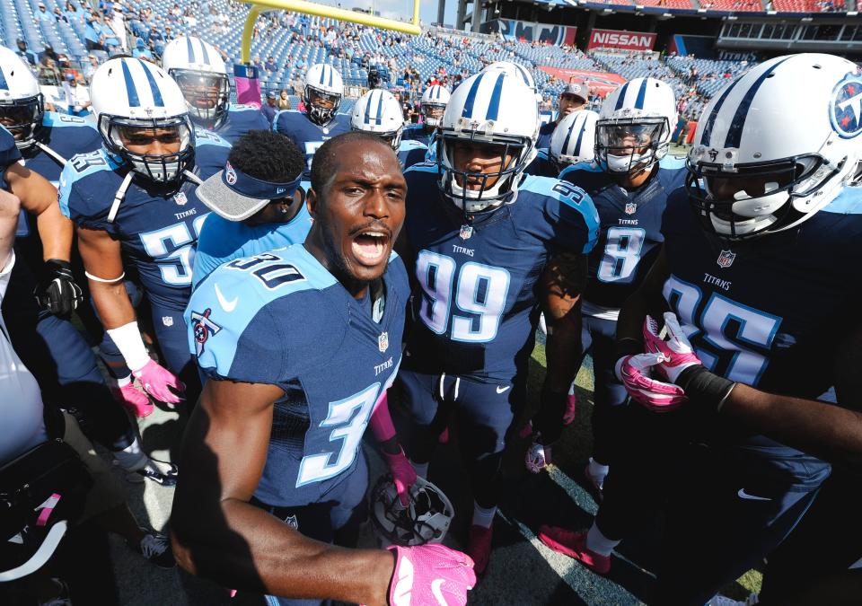 Tennessee Titans cornerback Jason McCourty (30) fires up the team before the start of the game against the Cleveland Browns at Nissan Stadium Oct. 16, 2016. The Titans won 28-26.