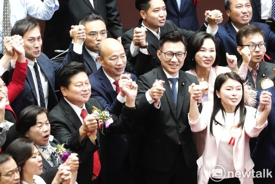 國民黨立法院長提名人韓國瑜當選立法院院長，國民黨團攜手祝賀。   圖：張良一／攝