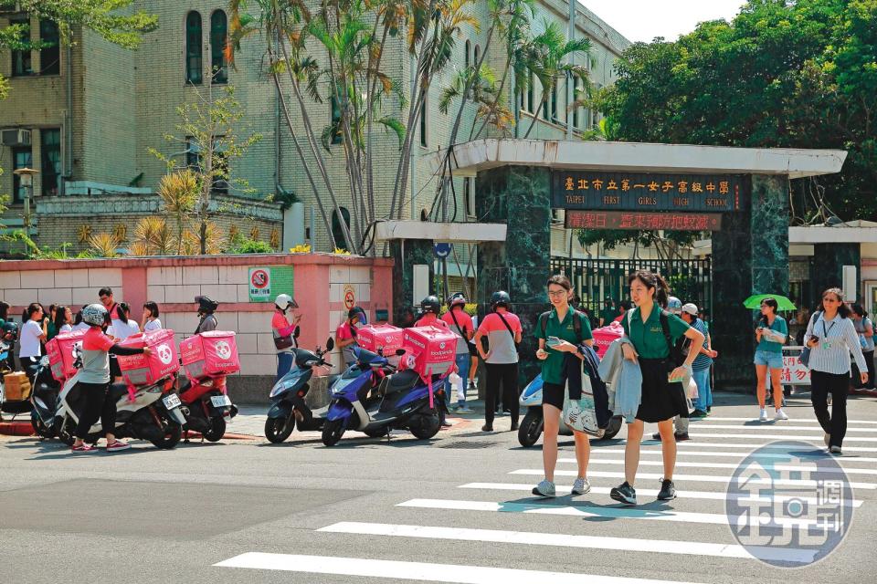 學生族群慣以外送平台叫餐，熊貓的外送員擠爆北一女校門口，被網友封為「粉紅大軍」。