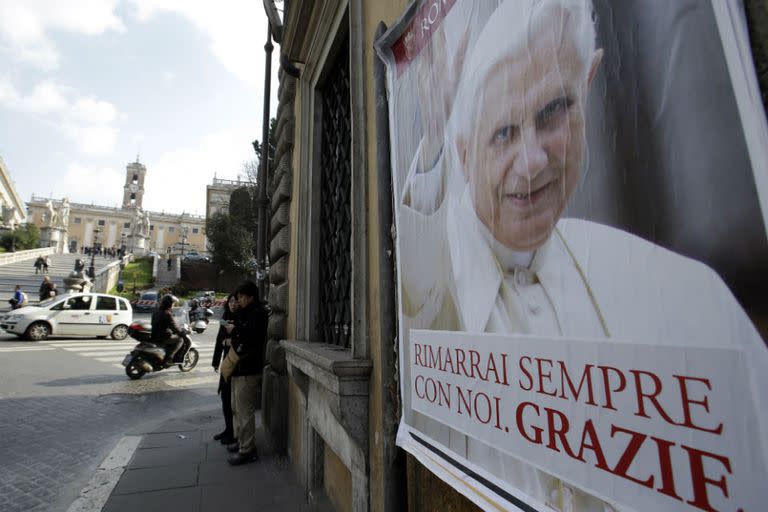 La renuncia de Benedicto XVI sorprendió a los fieles de todo el mundo