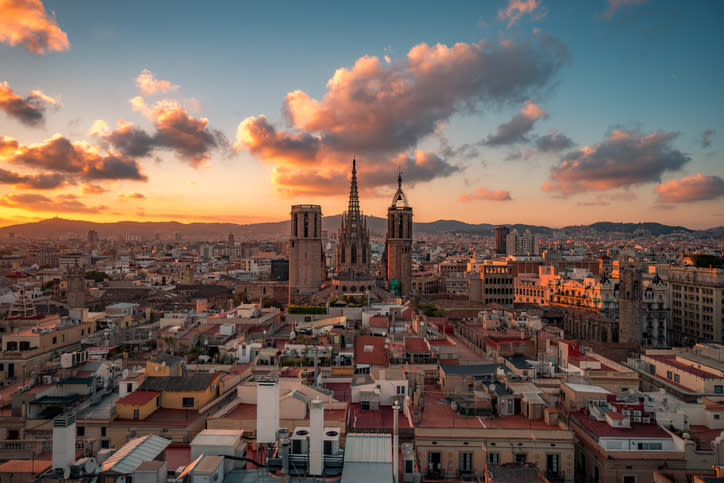 <strong>20e - Barcelone (Espagne)</strong>. La capitale de la Catalogne n’est pas zen. En cause : l’explosion du tourisme de masse (entre 1990 et 2017, le nombre de visiteurs ayant logé dans un hôtel barcelonais est passé de 1,7 million à 8,8 millions) qui met à rude épreuve les nerfs des résidents. Sans oublier l’épidémie de Covid-19 qui a durement frappé la deuxième ville d’Espagne. Notamment à la fin du mois de juillet qui a connu une forte augmentation des cas obligeant de très nombreux habitants à se confiner de nouveau et les commerçants à baisser le rideau. ©<em>Getty Images</em>