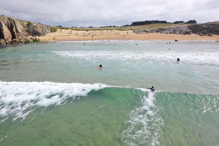 Esta vista aérea muestra a surfistas atrapando olas en la bahía de Quiberon, en el oeste de Francia.
Por iniciativa del surfista francés Erwan Simon, el ayuntamiento de Saint-Pierre-Quiberon votó para crear la primera 