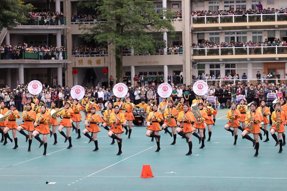 「橘色惡魔」日本京都橘高校吹奏樂部共98人到場，與北一女樂儀旗隊同場演出。圖/陳賜哿攝