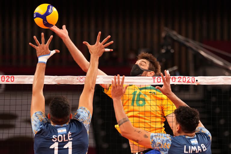 Lucas Saatkamp, de Brasil, jugando con barbijo, hábito que tomó con el brote de Covid-19. 