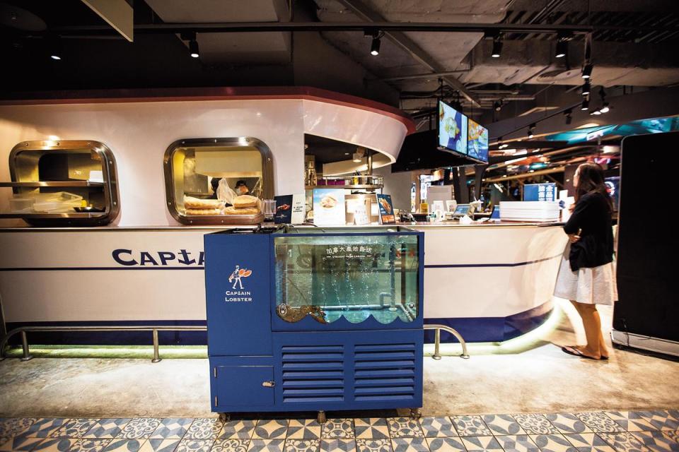 2016年，杰立餐飲和新饗集團合作創龍蝦堡Captain Lobster，店面還設計成遊艇，在信義新光三越A11裡，相當搶眼。