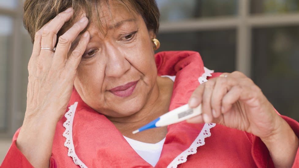 Señora mayor tomándose la temperatura