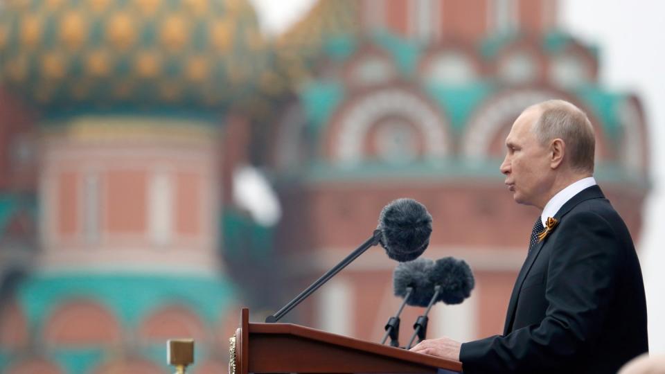 Wladimir Putin spricht während der Militärparade, mit der an das Ende des Zweiten Weltkriegs erinnert wird. Der 9. Mai wird als «Tag des Sieges» über Hitlerdeutschland gefeiert. Foto: Alexander Zemlianichenko/AP