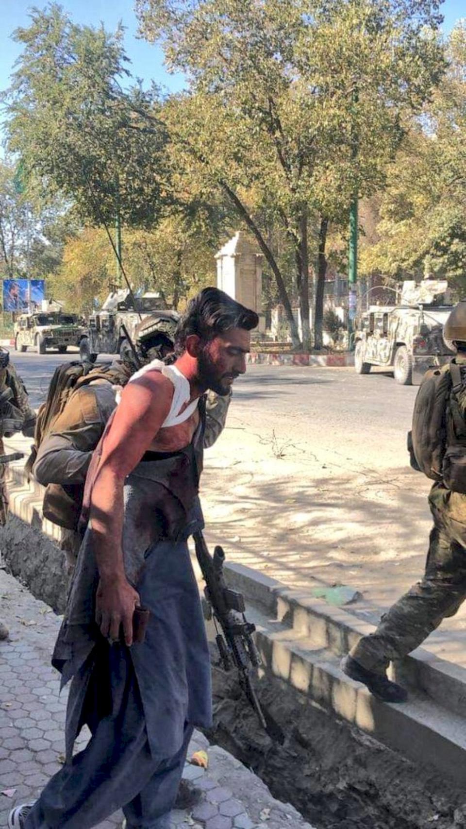 阿富汗最大的大學今天(2日)發生持槍好戰份子衝進校園，並與安全部隊交戰的事件，在交戰幾個小時後事件已經落幕，但造成最少19人死亡、22人受傷。(圖/推特)