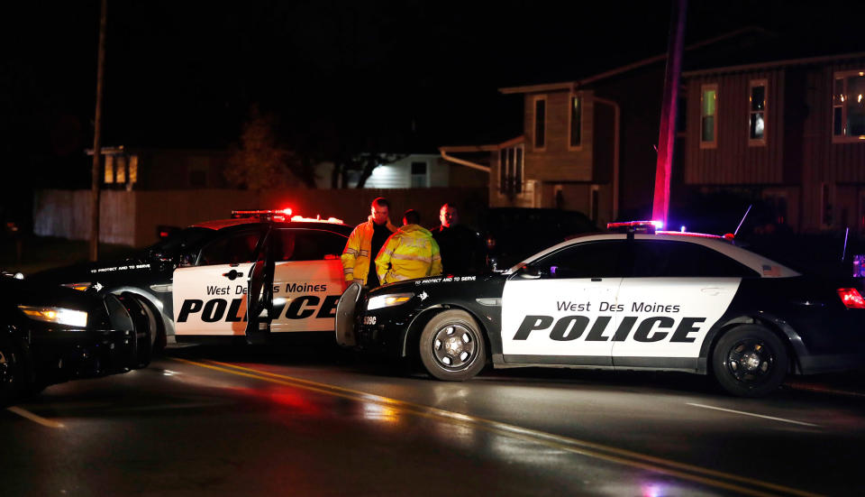 2 police officers fatally shot near Des Moines, Iowa