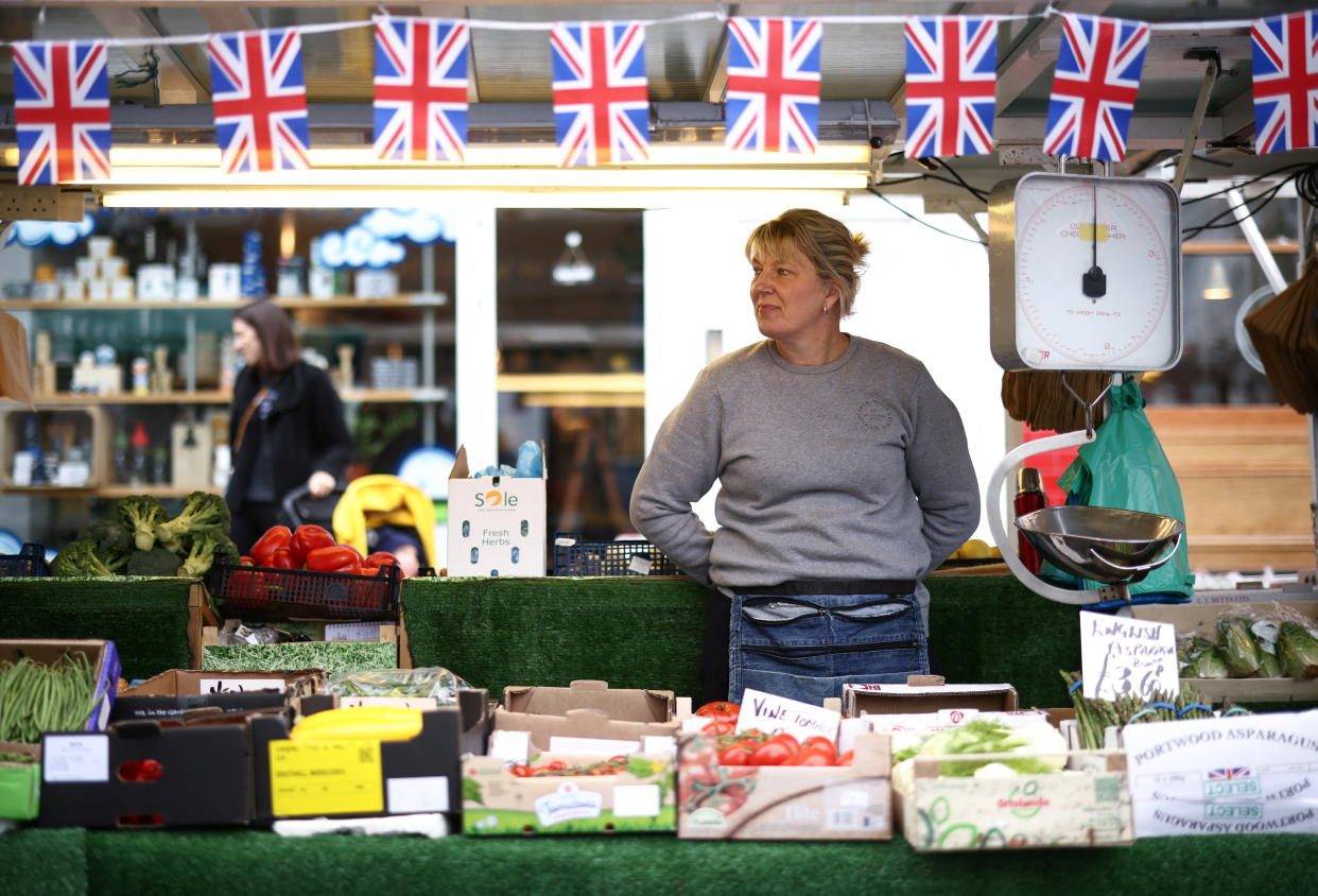 inflation  Kelly Wakeling stands at her market stall ALK Fruit and Veg on Portobello Road in London, Britain, May 30, 2022. REUTERS/Henry Nicholls