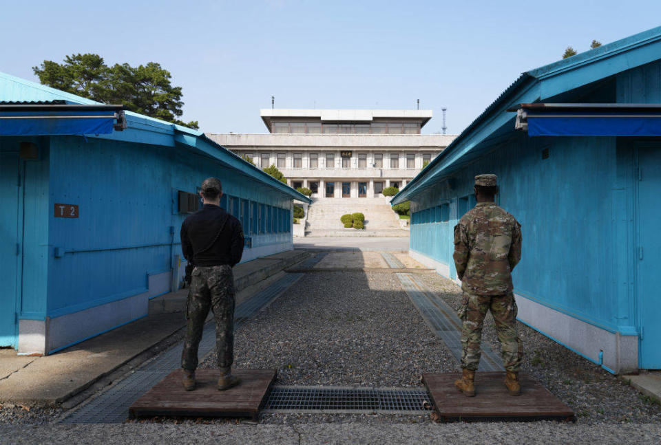 Des soldats de l’armée américaine se tenant dans la « zone de sécurité commune » de la zone démilitarisée entre la Corée du Nord et la Corée du Sud, le 15 avril 2023.