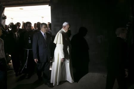 Pope Francis (C) walks upon his arrival to a ceremony in the Hall of Remembrance at the Yad Vashem Holocaust memorial in Jerusalem May 26, 2014. REUTERS/Baz Ratner