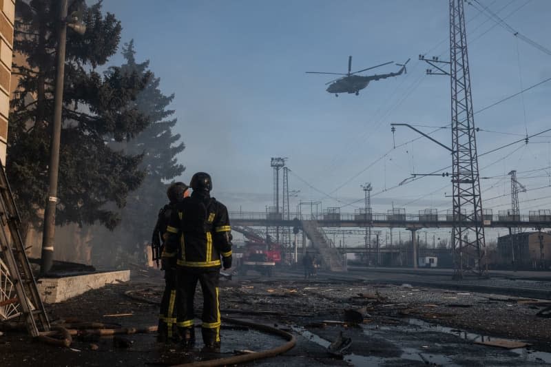 Firefighters battle the fire caused by a Russian bombing at the train station in the city of Kostiantynivka. Hector Adolfo Quintanar Perez/ZUMA Press Wire/dpa