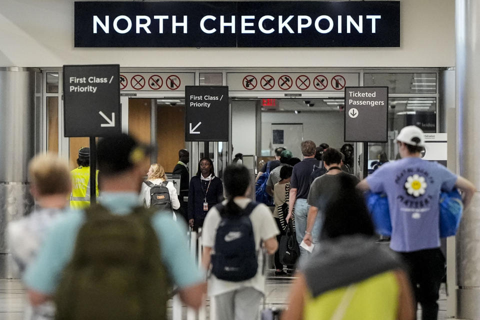 Os viajantes passam pelo Aeroporto Internacional Hartsfield-Jackson Atlanta antes do Memorial Day, sexta-feira, 24 de maio de 2024, em Atlanta.  /Crédito: Mike Stewart/AP