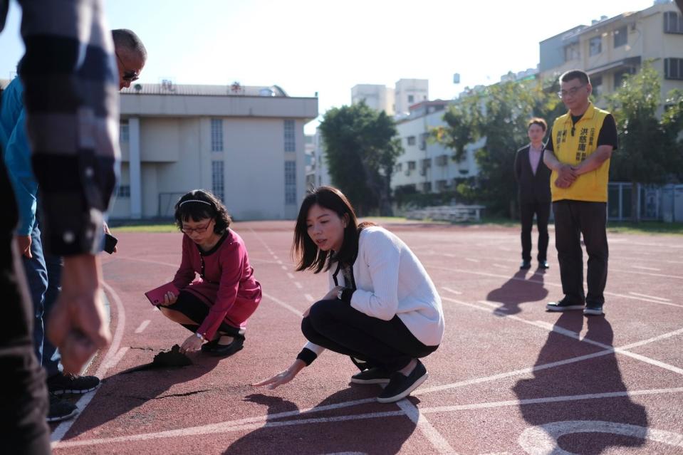 前立委洪慈庸今年初卸任，繼去年底向國教署、體育署積極爭取多所校園整建工程，現潭子國中、大雅國小、神岡國小、內埔國小等四所學校建設經費補助皆已到位，總補助額高達1550萬。   圖／洪慈庸辦公室提供