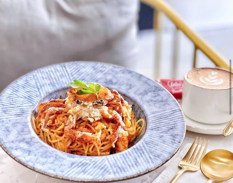 A plate of chilli crab pasta