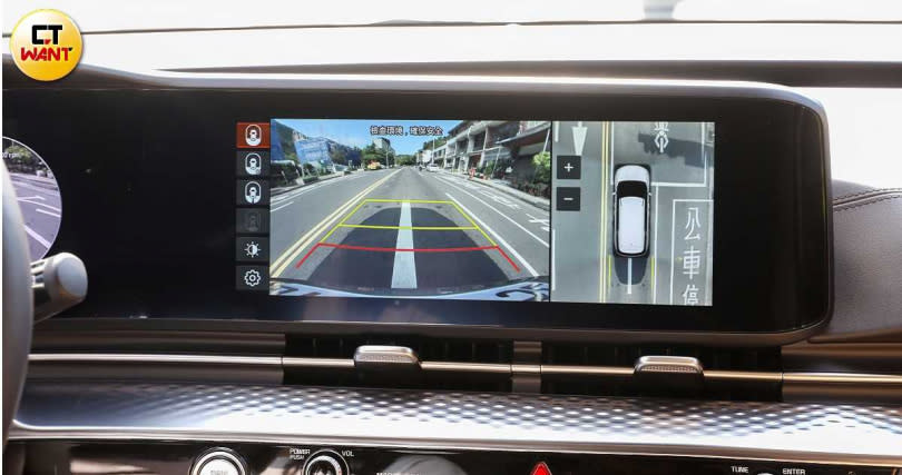 10.7吋中控觸控螢幕導入全新的BMW Operating System 9系統，操作更直覺化，Ａpp服務則採用訂閱制（圖／方萬民攝）。