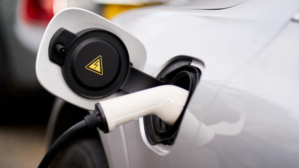 Weak mobile signals could hamper electric car charging report