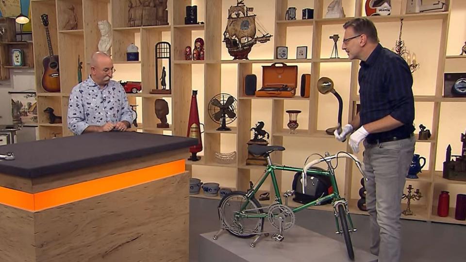 Das Rad war eine Erfindung des ehemaligen Profi-Radsportlers Max Hahn und wurde für Kinder zwischen zehn und 14 Jahren gemacht, wusste der Experte Detlev Kümmel (rechts). (Bild: ZDF)