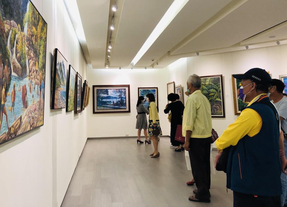臺東縣大自然油畫協會在藝文中心舉辦會員聯展，吸引許多民眾前往參觀。