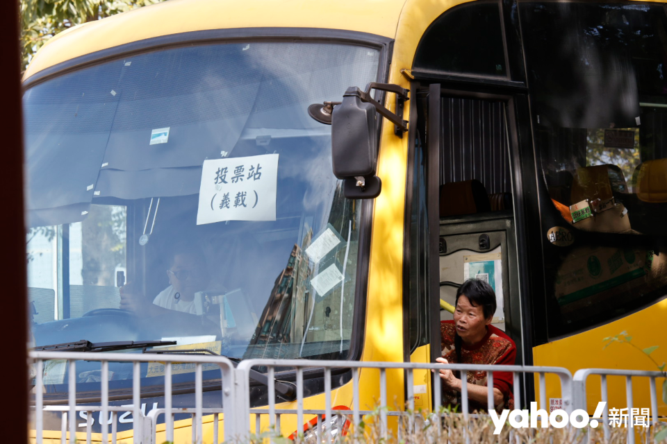 安排了的旅遊巴，接載長者選民前往屯門北選區的圓玄學院陳國超興德小學票站。