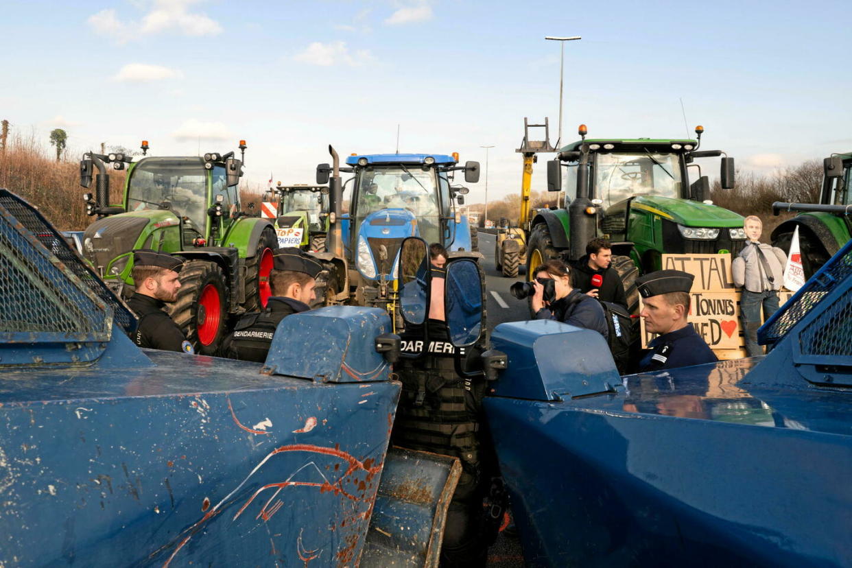 Une manifestation d'agriculteurs sur l'autoroute A1, près de Chennevières-lès-Louvres (Val-d'Oise), à proximité de l'aéroport Roissy-Charles-de-Gaulle.  - Credit:Jeanne Accorsini/Sipa