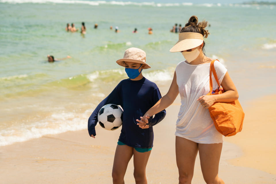 Experts say wearing a mask at the beach likely isn't necessary. (Photo: Pollyana Ventura via Getty Images)