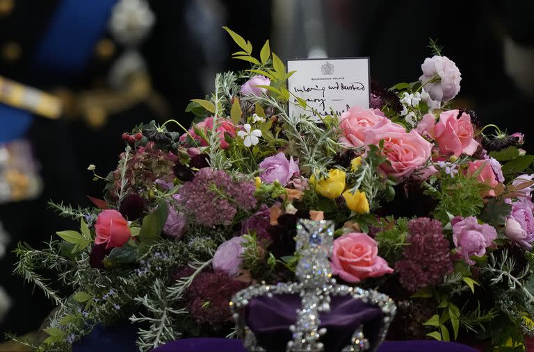 Arreglo floral sobre el féretro de la reina Isabel II 