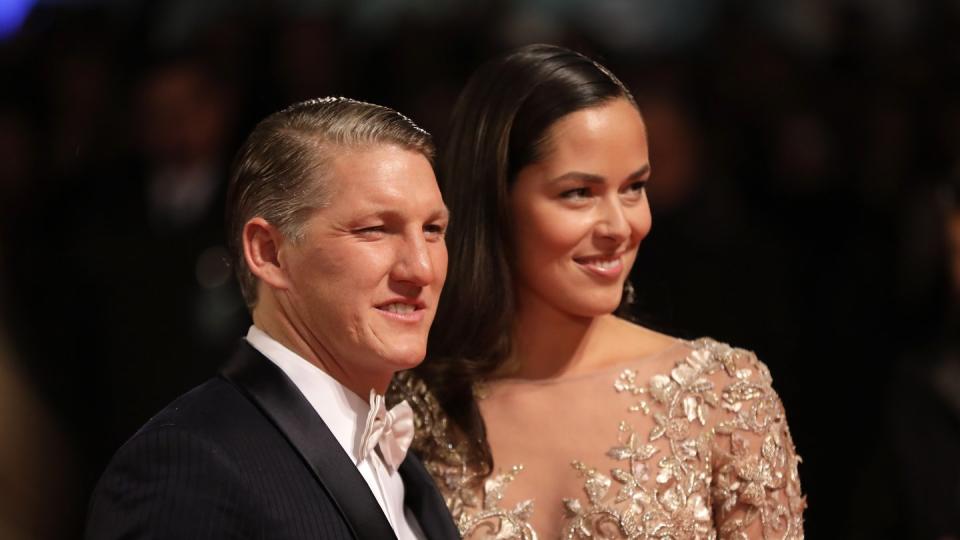 Bastian Schweinsteiger und Ana Ivanovic sind von Liebe umgeben. Foto: Jörg Carstensen