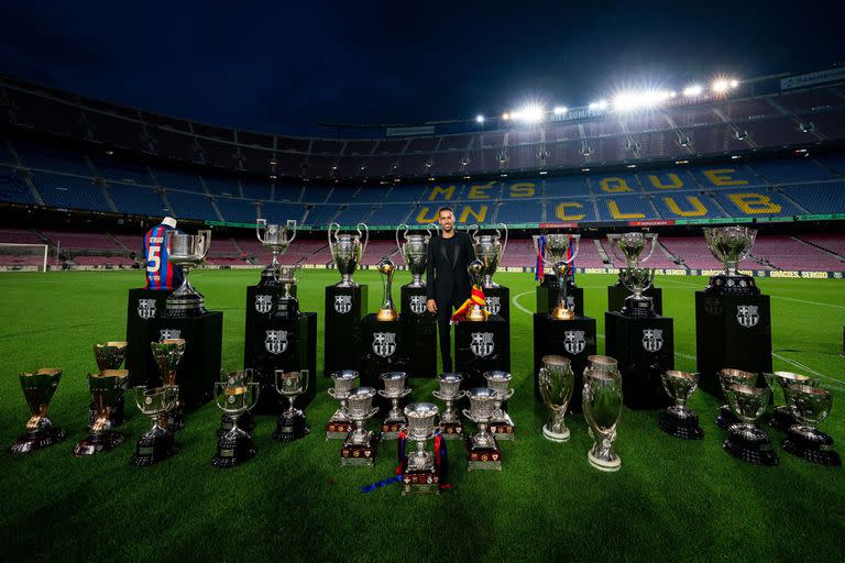 31/05/2023 Sergio Busquets con sus 32 títulos ganados con el FC Barcelona, en su último homenaje en el Spotify Camp Nou.  "Es un hasta luego porque nos volveremos a encontrar y a disfrutar" Xavi: "Me gusta tener a Busi, ha rozado el '10' en todo"  DEPORTES FCB