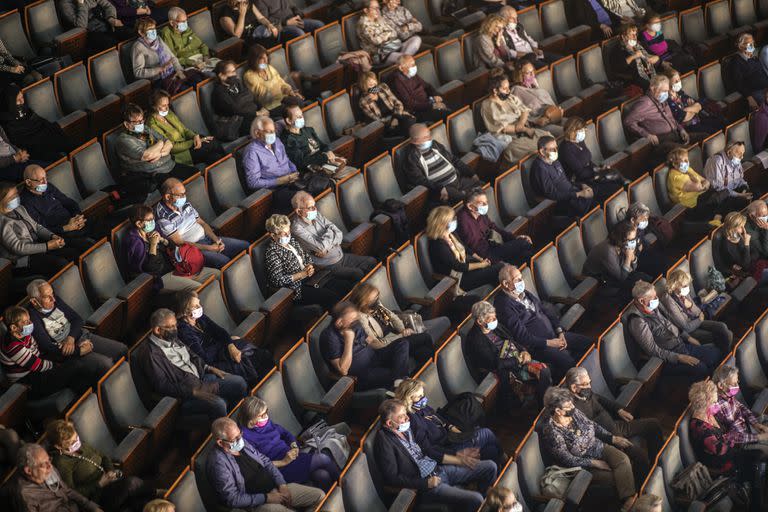 Público con distancia en la ópera de Tel Aviv