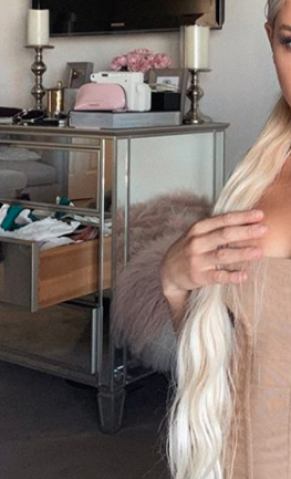 Close shot of Tammy Hembrow photo background with open drawer