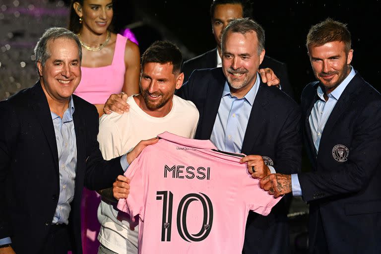 Lionel Messi y David Beckham entre los cubanos José y Jorge Mas, copropietarios de Inter Miami; el argentino y el inglés tienen personalidades e historias muy disímiles, pero el ex futbolista de Manchester United cooperará con el rosarino en la Major League Soccer.
