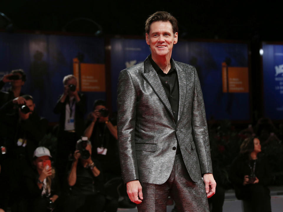 In seinen polarisierenden Kunstwerken verarbeitet Jim Carrey seine Emotionen. (Bild-Copyright: Joel Ryan/Invision/AP)