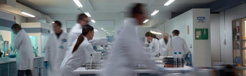 <span class="caption">Empleados de Pfizer en el laboratorio.</span>