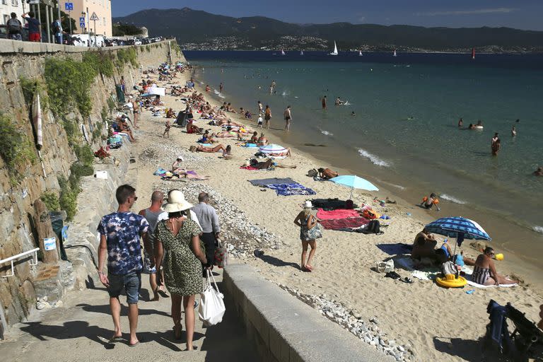 La playa de Saint Francois en Ajaccio, Córcega (Photo by Pascal POCHARD-CASABIANCA / AFP)