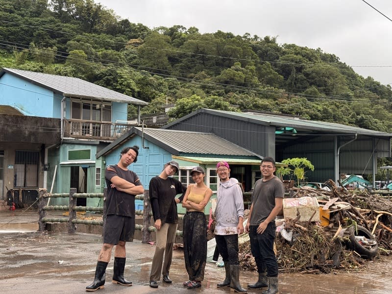 北海岸豪雨  青年助金山居民重建（1） 北海岸遭豪雨重創，新北市金山地方創生團隊「浪金 山」創辦人之一的蔡文培（右1）6日起在網路上發起 招募志工協助居民重建家園活動，新店區安坑文史工 作者吳柏瑋（左1）也投入救災。 （吳柏瑋提供） 中央社記者高華謙傳真  113年10月7日 