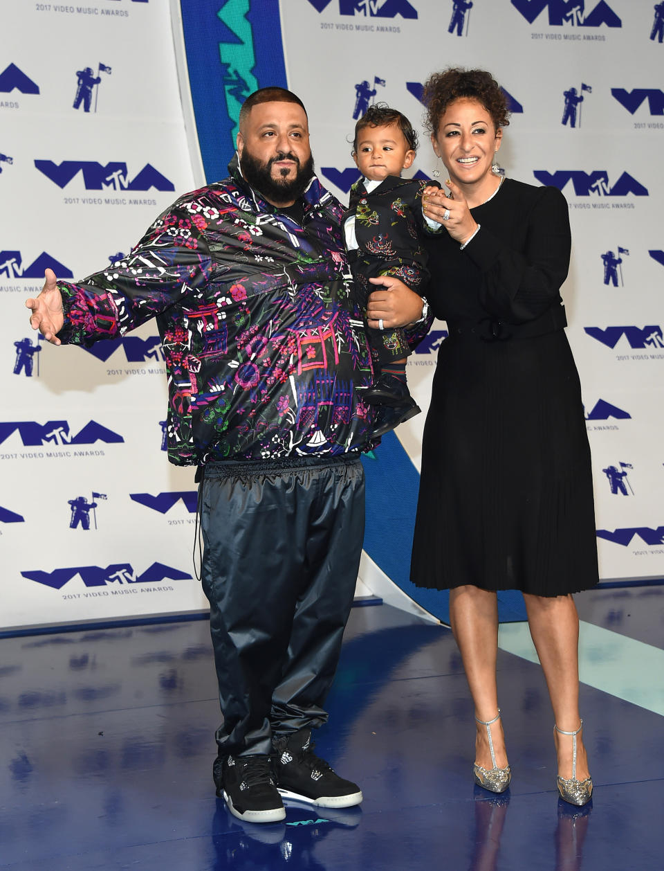 <p>Kinder waren der letzte Schrei bei den VMAs. Der kleine Asahd kommt in seinem Mini-Anzug zwar süß daher, zeigt sich vom Trubel um ihn und seinen berühmten Papa DJ Khaled aber unbeeindruckt. Schließlich ist er als ausführender Produzent von dessen Album (kein Scherz!) schon ganz anderes gewohnt.<br>(Foto: ddp) </p>