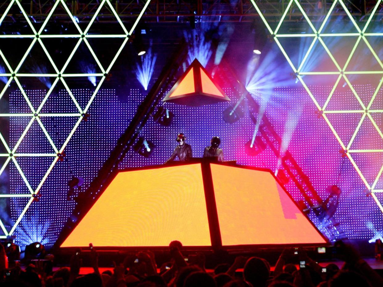 <p>INDIO, CA - 29 DE ABRIL: Daft Punk se presenta en el Coachella Music Fesival el 29 de abril de 2006 en Indio, California. </p> (Foto de Karl Walter / Getty Images)