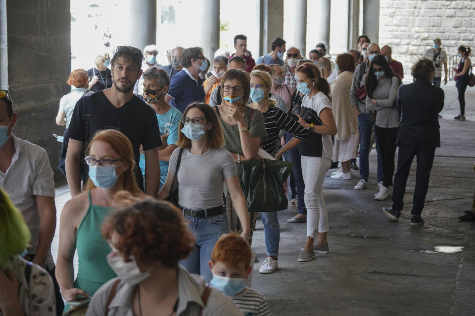 Visitantes llegan a la reapertura del museo Galería Uffizi en Florencia, Italia, el miércoles 3 de junio de 2020. La Galería Uffizi reabrió después de tres meses de cierre por el brote de coronavirus. (Foto AP/Andrew Medichini)