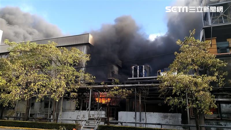 台南生達製藥一早發生火警。（圖／翻攝畫面）