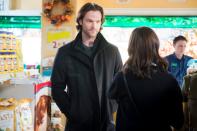 Er ist Rorys erste Liebe: Als charmanter Supermarktverkäufer verdreht Dean Forester (Jared Padalecki) Rory in der ersten Staffel von "Gilmore Girls" den Kopf. Doch weil er eine übertriebene Eifersucht entwickelt und Rory mit seinen kleinstädtischen Wünschen drängt, geht ihre Beziehung in der dritten Staffel in die Brüche. (Bild: Neil Jacobs / Netflix)