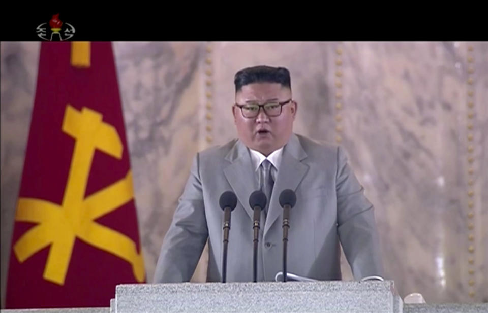 En esta imagen tomada de una transmisión televisiva de KRT, en Corea del Norte, el líder Kim Jong Un pronuncia un discurso en la ceremonia para celebrar el 75to aniversario del partido gobernante, en Pyongyang, el sábado, 10 de octubre del 2020. (KRT vía AP)